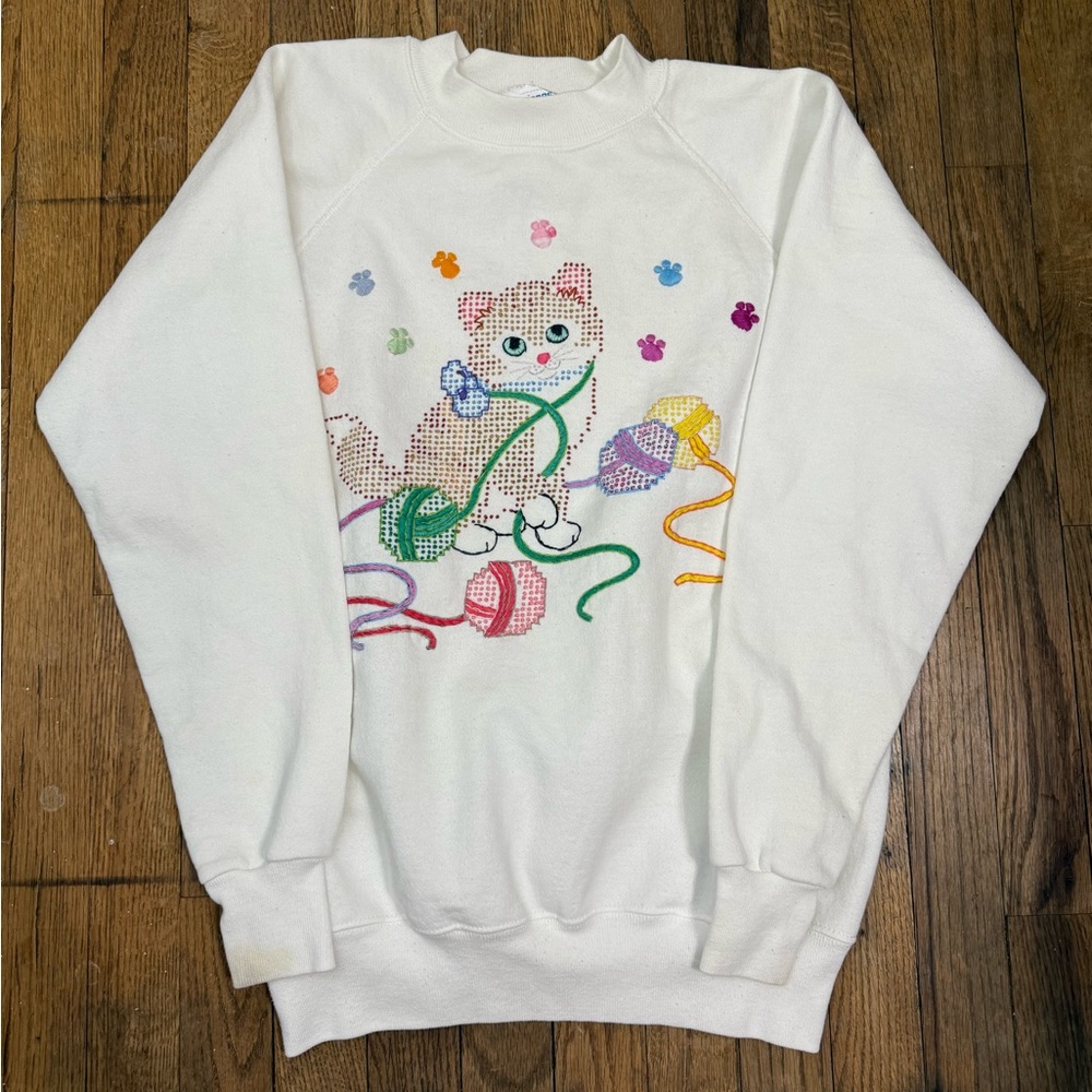 Vintage Hanes Sewn Kitten Pattern Playing Yarn White Size Medium Colorful - Picture 1 of 8